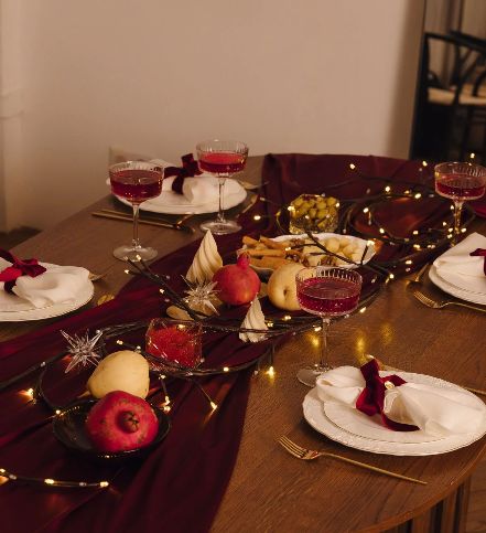 Набор для сервировки стола из посуды и декора "БОРДО" (4 персоны)